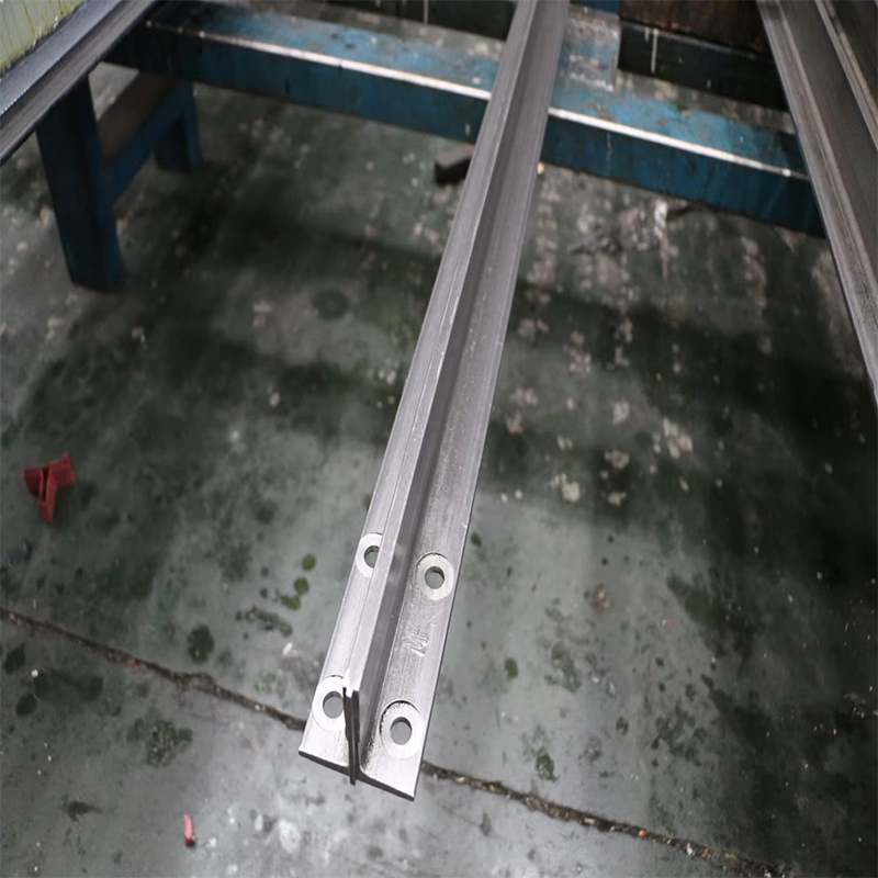 Bộ phận & phụ kiện thang máy VTSP106 Đường ray dẫn hướng thang máy OEM NV Model Thép không gỉ với bề mặt nhẵn Bảo hành 1 năm